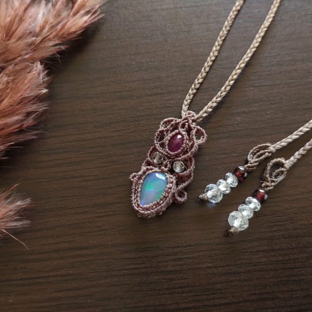 オパール&ルビーのマクラメ編みネックレス　ペンダント　天然石