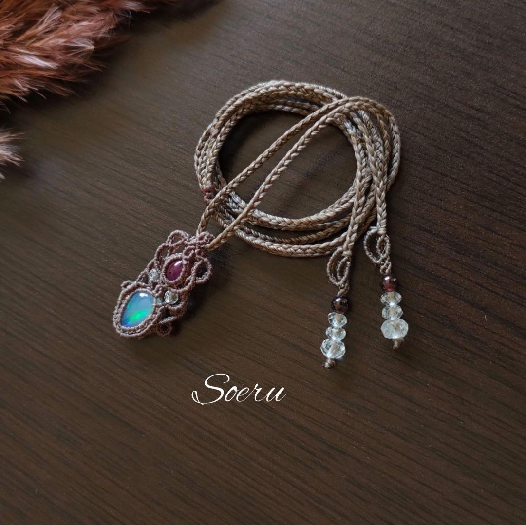 オパール&ルビーのマクラメ編みネックレス　ペンダント　天然石