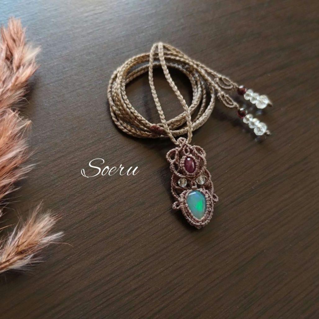 オパール&ルビーのマクラメ編みネックレス　ペンダント　天然石