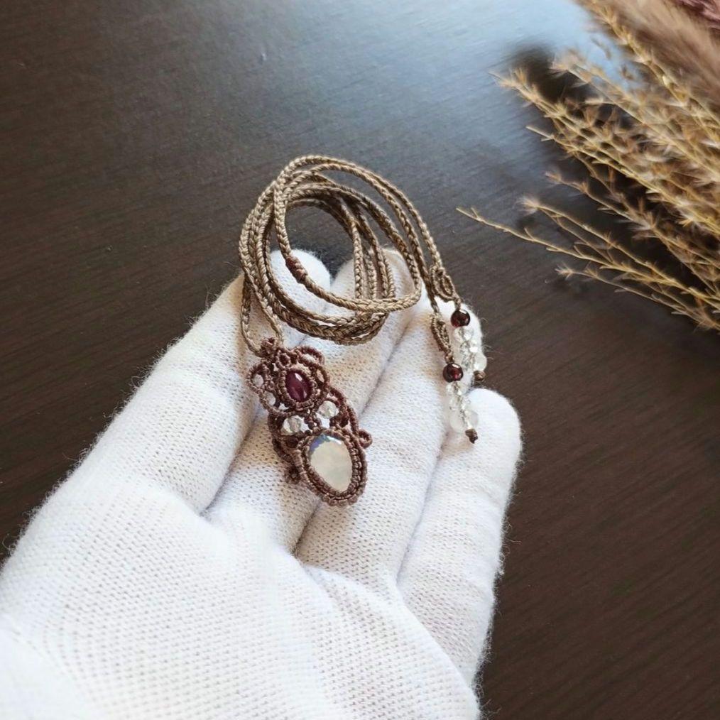 オパール&ルビーのマクラメ編みネックレス　ペンダント　天然石