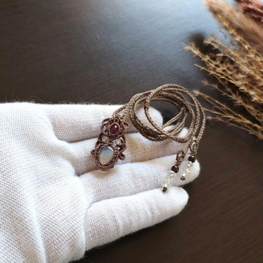 オパール&ルビーのマクラメ編みネックレス　ペンダント　天然石