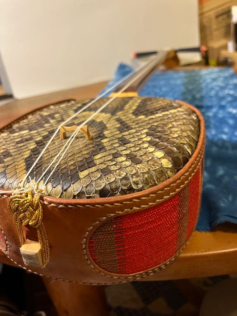 【希少・特注品】SAGO × 照喜名工房 三線　本蛇皮・赤珊瑚風クイ・染色革胴巻