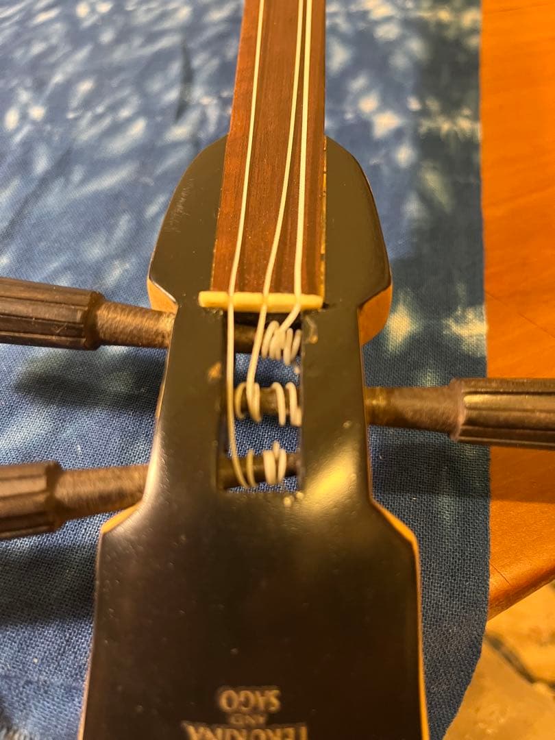 【希少・特注品】SAGO × 照喜名工房 三線　本蛇皮・赤珊瑚風クイ・染色革胴巻