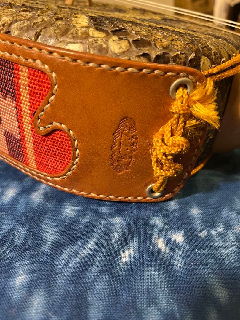 【希少・特注品】SAGO × 照喜名工房 三線　本蛇皮・赤珊瑚風クイ・染色革胴巻