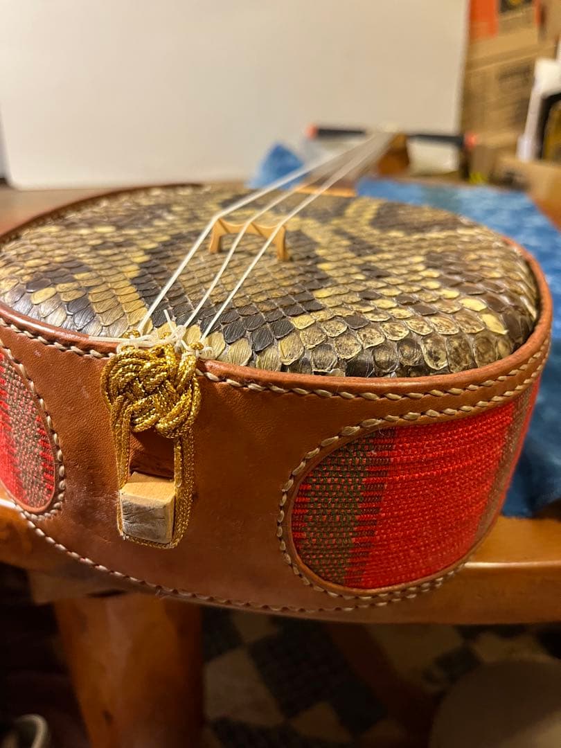 【希少・特注品】SAGO × 照喜名工房 三線　本蛇皮・赤珊瑚風クイ・染色革胴巻