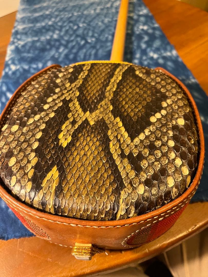 【希少・特注品】SAGO × 照喜名工房 三線　本蛇皮・赤珊瑚風クイ・染色革胴巻