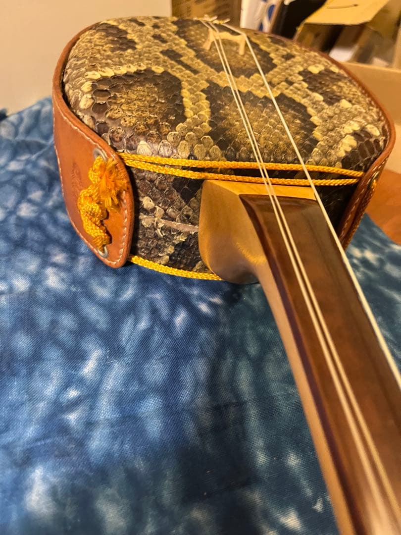 【希少・特注品】SAGO × 照喜名工房 三線　本蛇皮・赤珊瑚風クイ・染色革胴巻