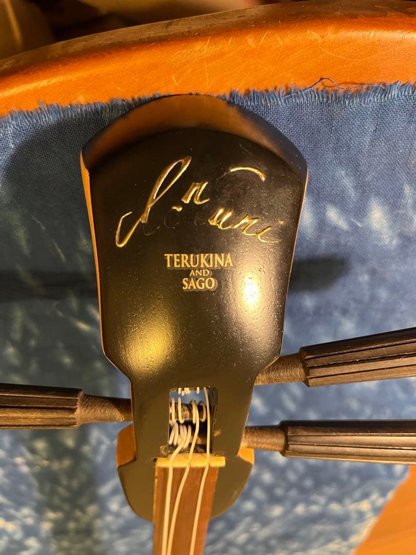 【希少・特注品】SAGO × 照喜名工房 三線　本蛇皮・赤珊瑚風クイ・染色革胴巻