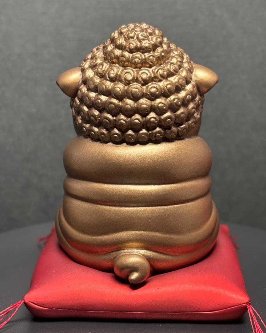 南無おパグさん:ゴールド(座布団風台座付き)