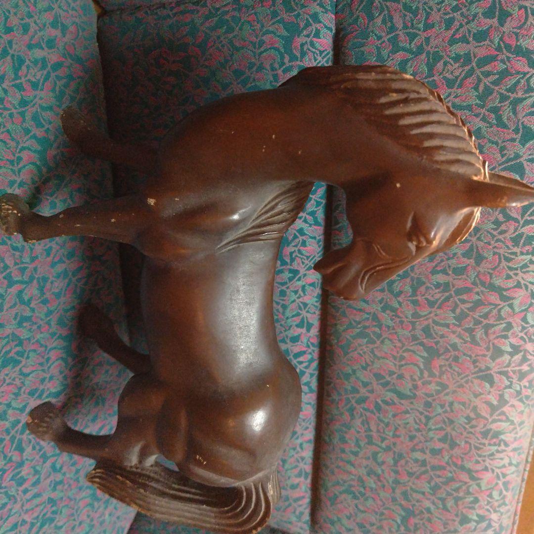 木製の馬の置き物です