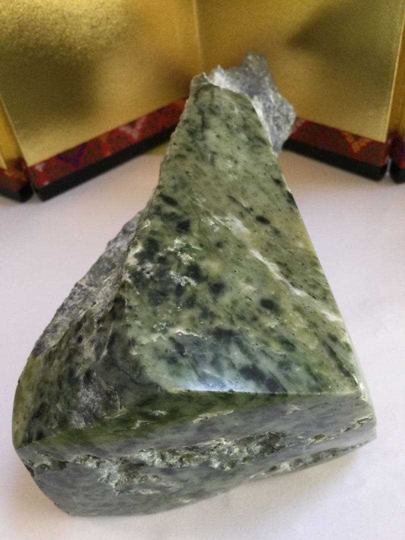 日高翡翠原石宝石質極上品　巨大、大特価品　日高翡翠原石　観賞石、