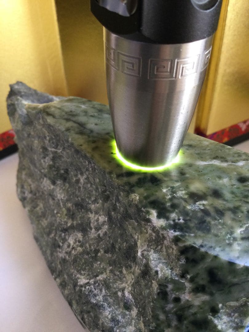 日高翡翠原石宝石質極上品　巨大、大特価品　日高翡翠原石　観賞石、