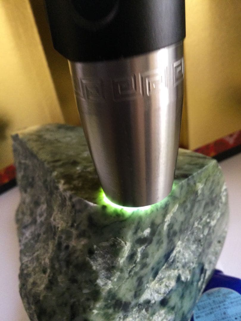 日高翡翠原石宝石質極上品　巨大、大特価品　日高翡翠原石　観賞石、