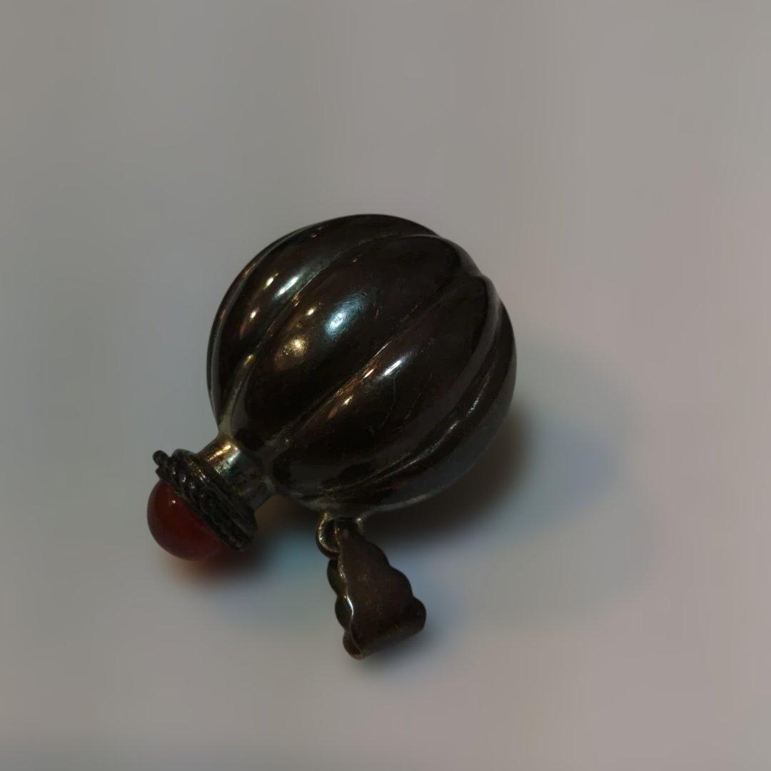 銀製ペンダントヘッド　香水入れ　銀製品