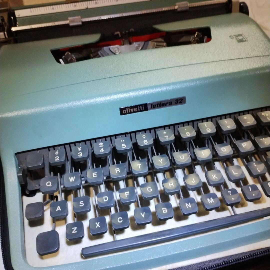 スペイン製　Olivetti lettera 32 タイプライター　ケース付き