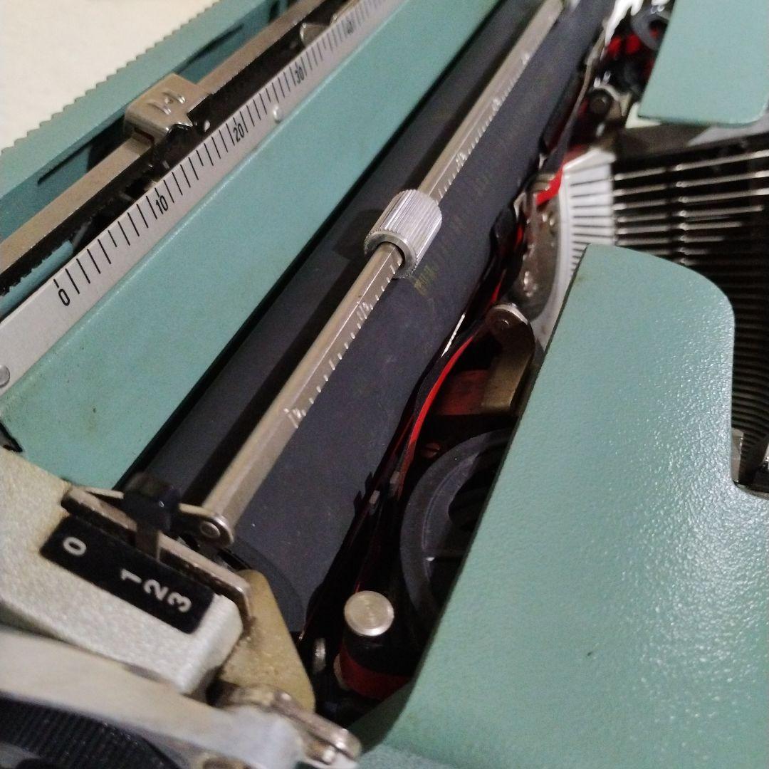 スペイン製　Olivetti lettera 32 タイプライター　ケース付き