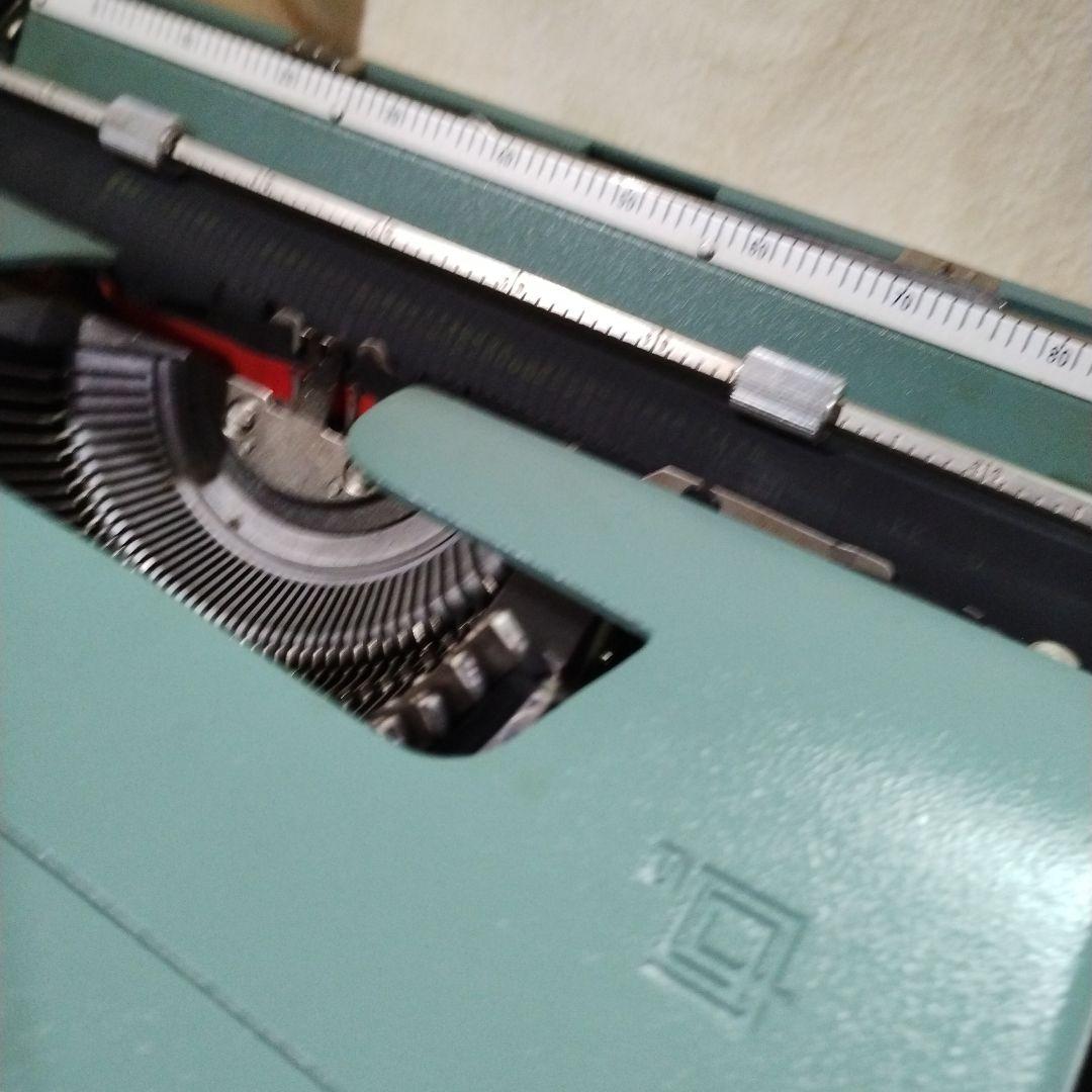 スペイン製　Olivetti lettera 32 タイプライター　ケース付き