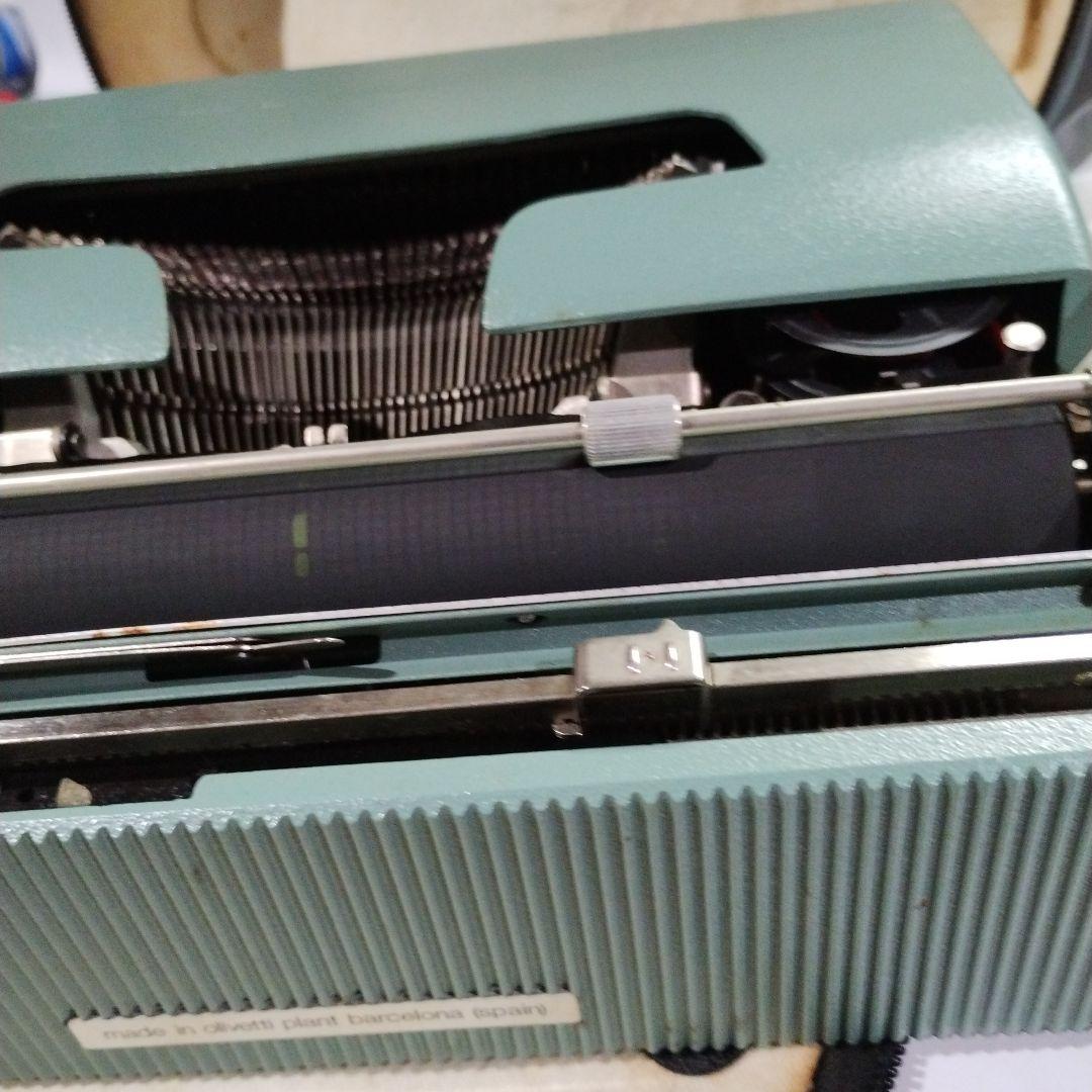 スペイン製　Olivetti lettera 32 タイプライター　ケース付き