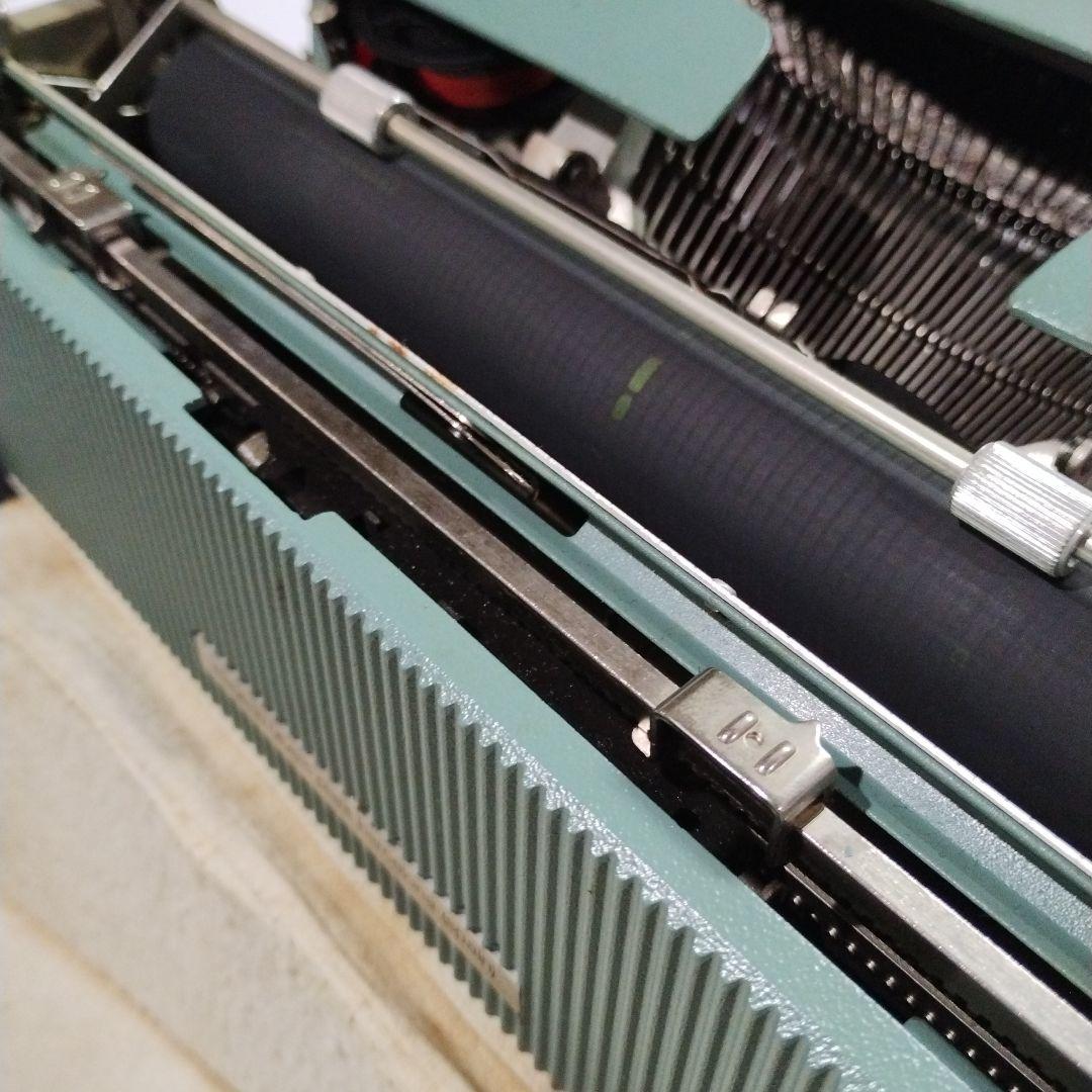 スペイン製　Olivetti lettera 32 タイプライター　ケース付き