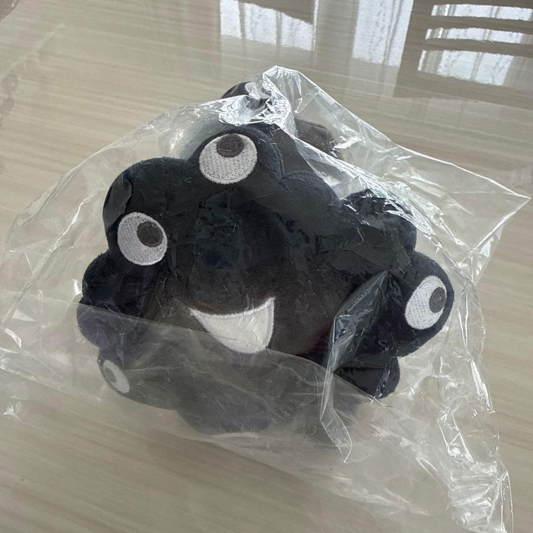 黒ミャクミャク 這い型 ぬいぐるみS - メルカリ