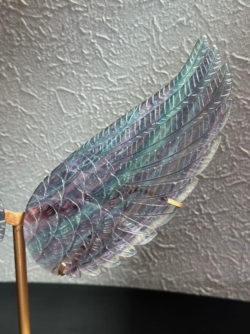 高品質 フローライト 天使の翼 手彫り ゴールドスタンド付き