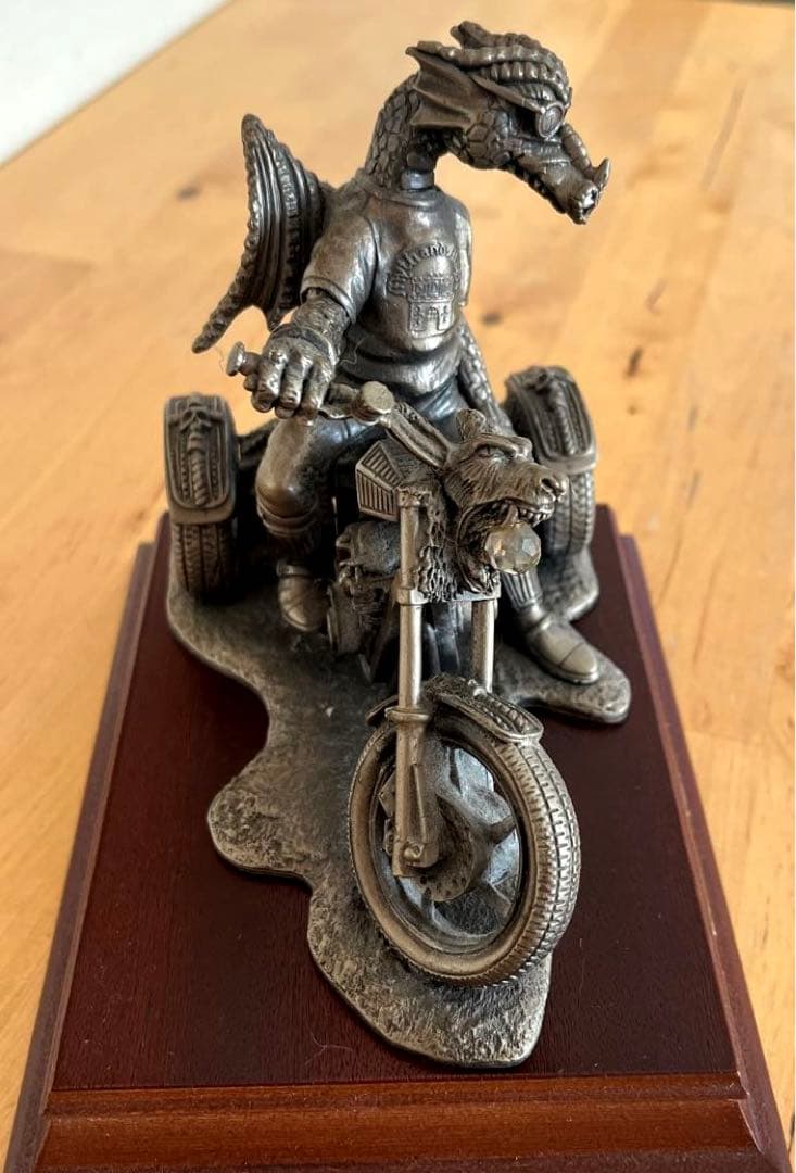 ドラゴン　置物　The Triker