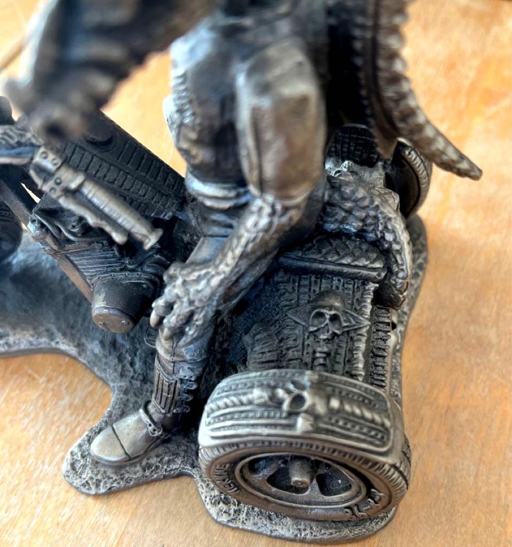 ドラゴン　置物　The Triker