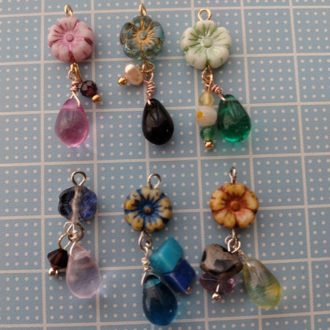 お花のチェコビーズのチャーム　ハンドメイドアクセサリーパーツ