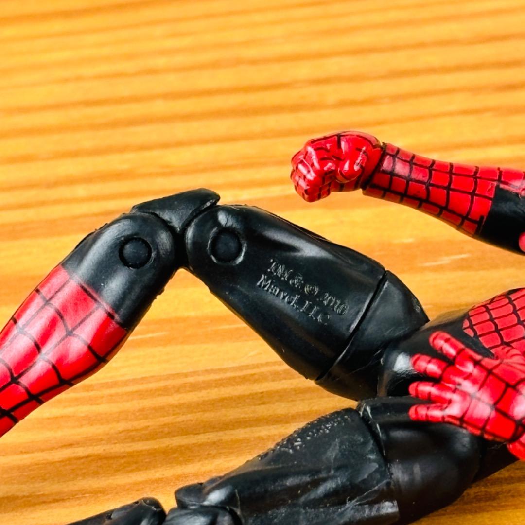 マーベルユニバース スパイダーマン 黒と赤 3.75 インチ フィギュア