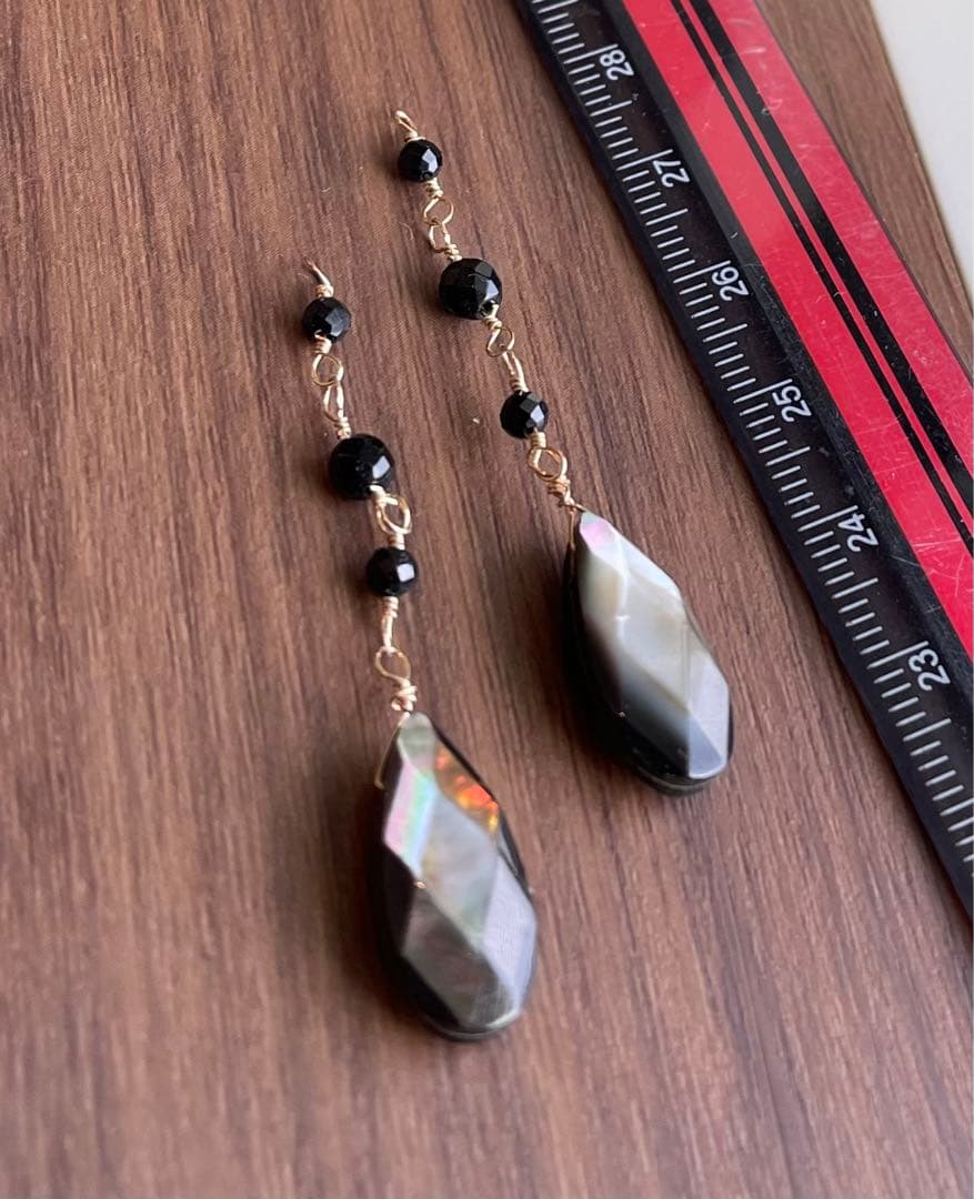 値下げ艶々ブラックシェルロングシェイプのピアスチャーム