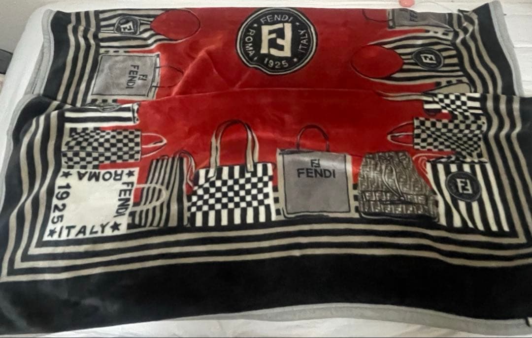 期間限定値下げ！ FENDI ニューマイヤー 毛布 140✖️210 - メルカリ