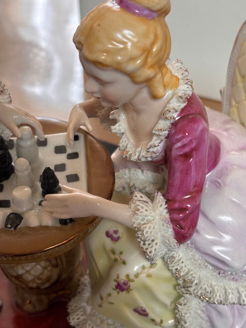 未使用箱あり❣️加藤工芸 レースドール陶器フィギリン チェスを楽しむ男女 大サイズ