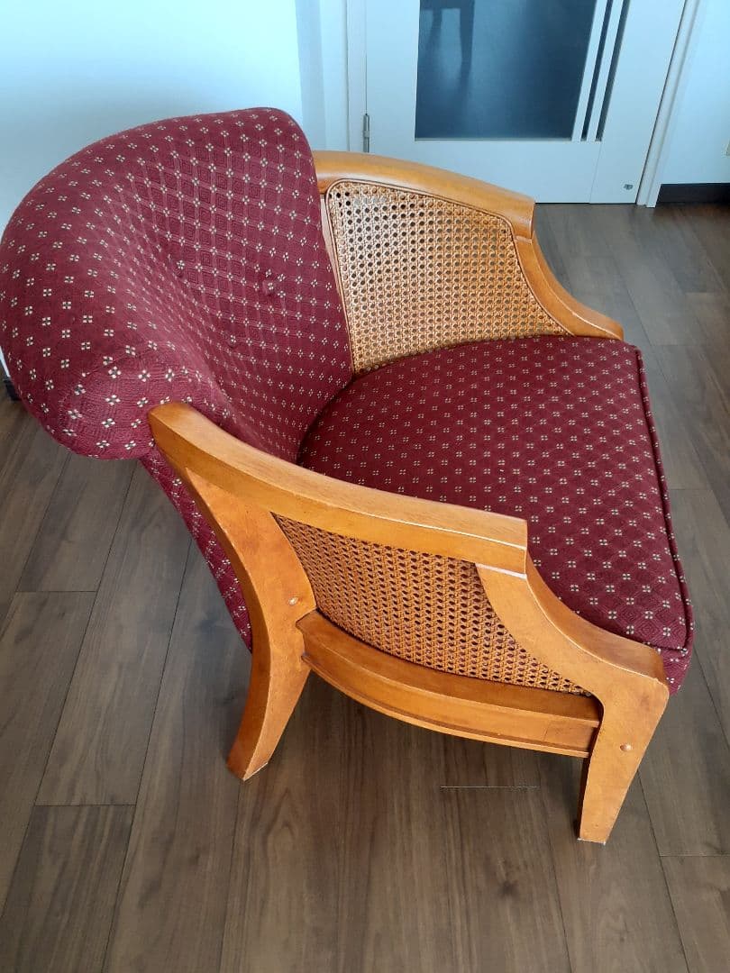 美品　ドット柄バーガンディ色ファブリック1人掛けソファ　藤編み肘