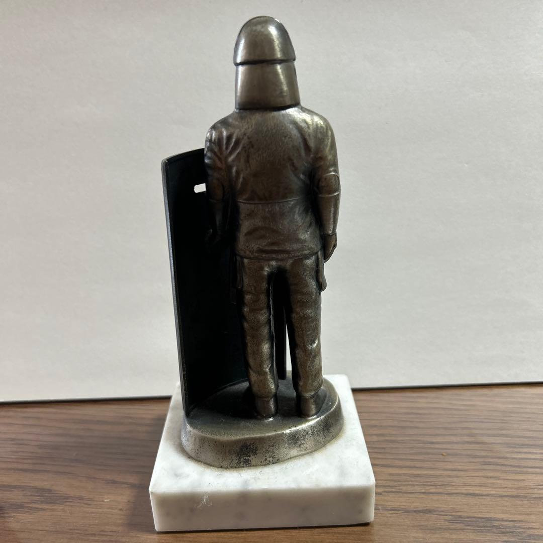 警察機動隊ブロンズ像 記念品 - メルカリ
