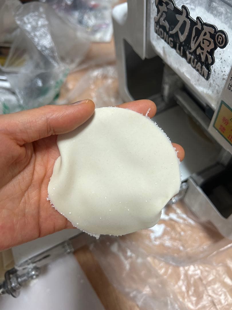 業務用・家庭用 餃子皮機餃子皮直径8.5cm／1分60枚，1枚あたり重量：約6g