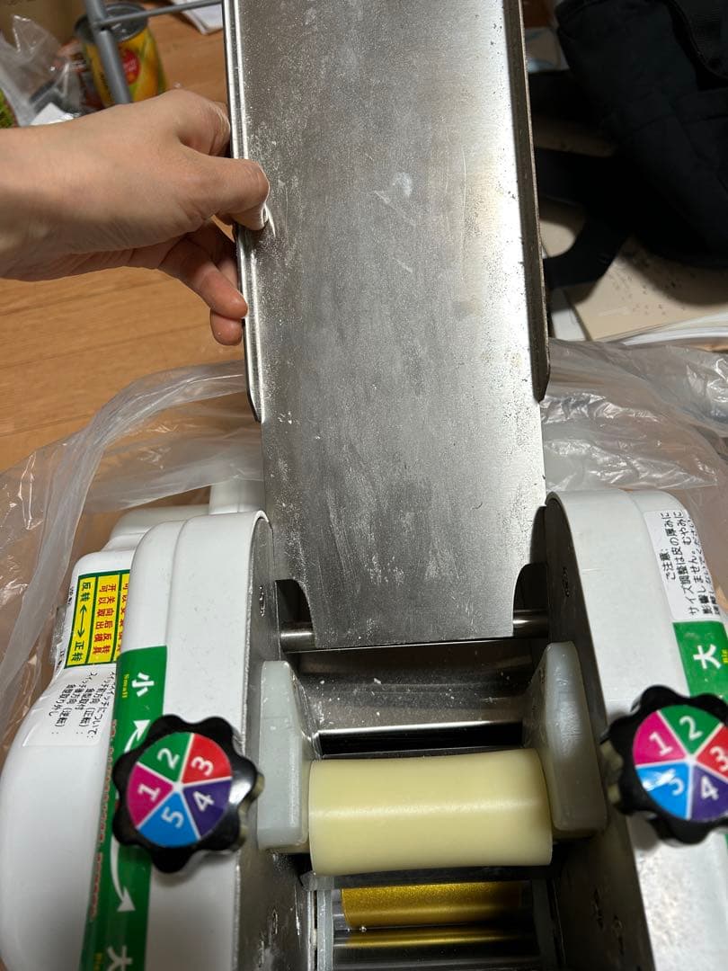 業務用・家庭用 餃子皮機餃子皮直径8.5cm／1分60枚，1枚あたり重量：約6g