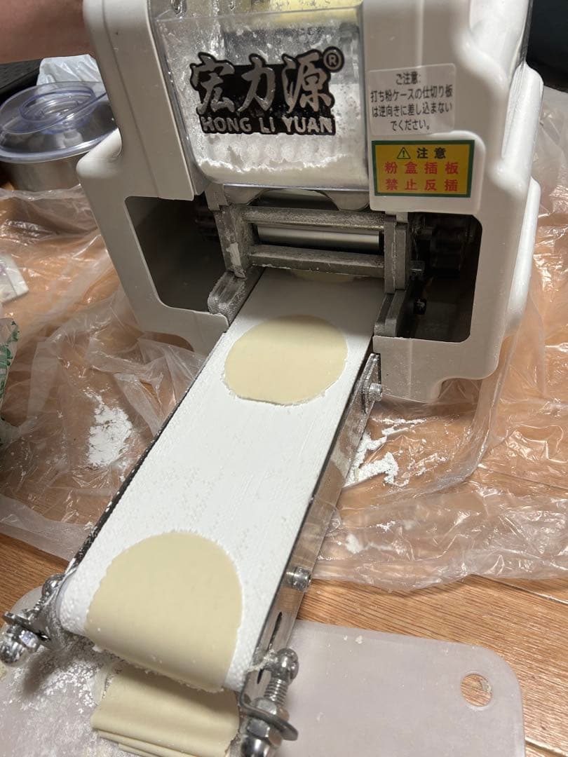 業務用・家庭用 餃子皮機餃子皮直径8.5cm／1分60枚，1枚あたり重量：約6g