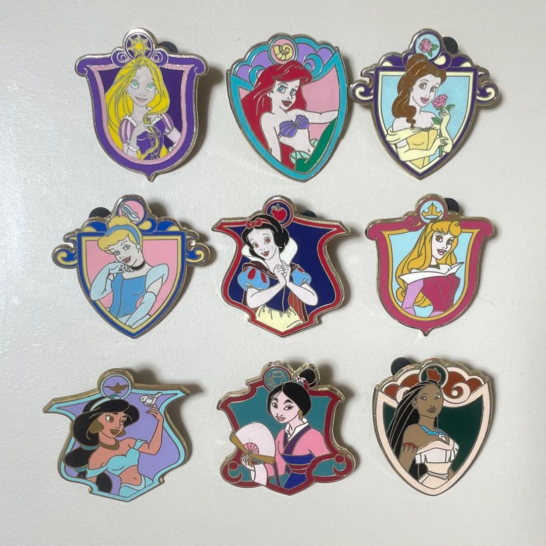 海外ディズニー プリンセス紋章コレクション ピンバッジ セット - メルカリ