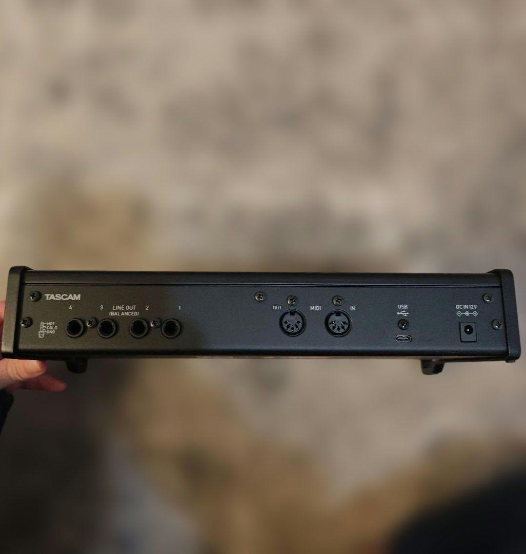 TASCAM US-4x4HR オーディオインターフェイス