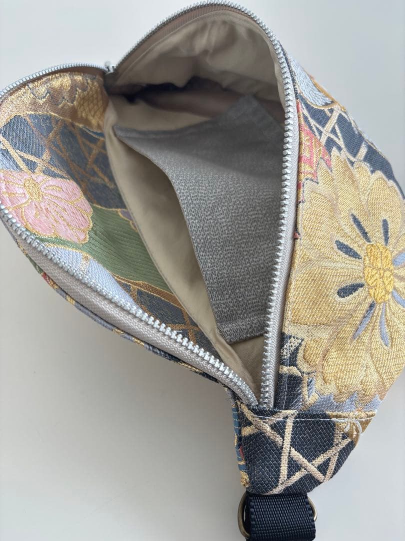 大菊と桜の帯リメイクバッグ　クロスボディバッグ　スリングバッグ