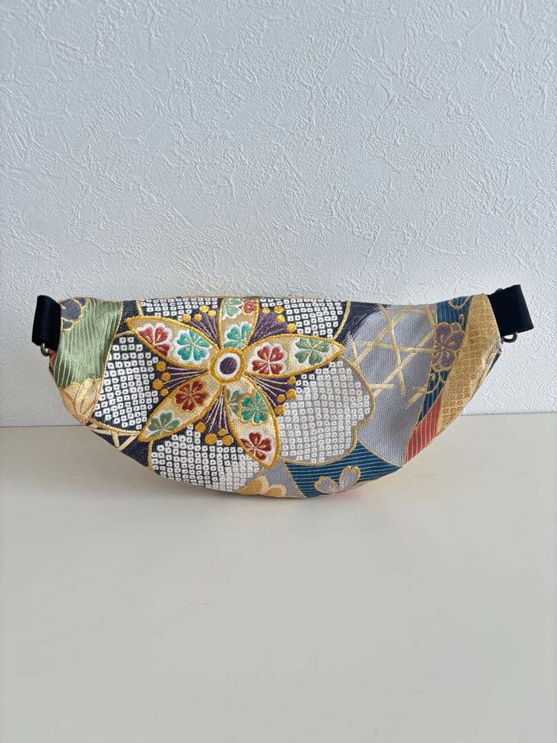 大菊と桜の帯リメイクバッグ　クロスボディバッグ　スリングバッグ
