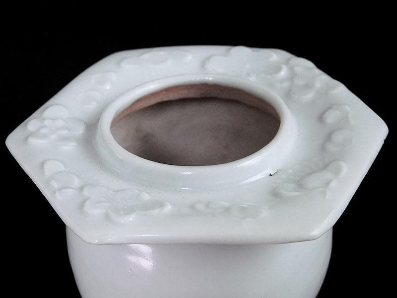 古伊万里 白磁 壺型 陽刻 梅花の図 六角 盃台 D193AS-CGn - メルカリ