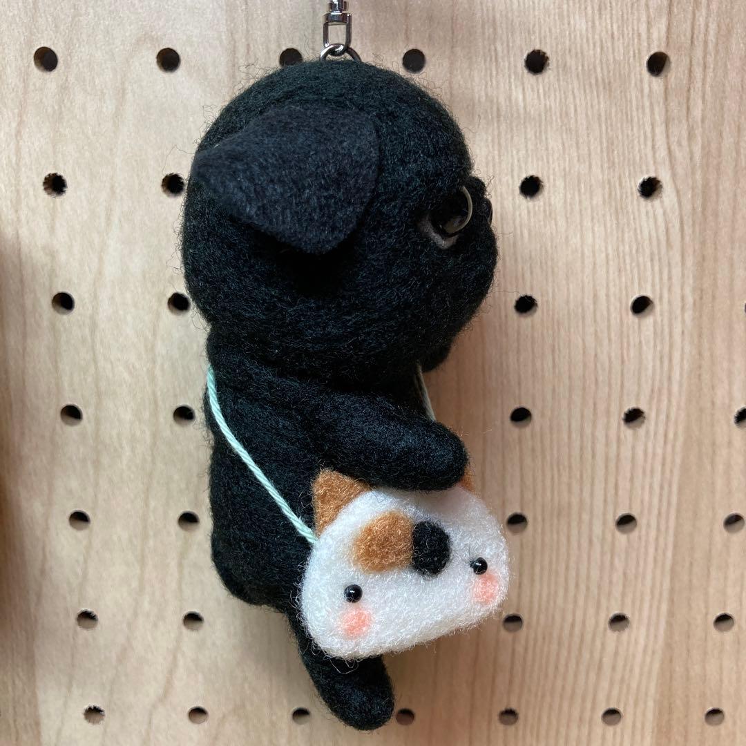羊毛フェルト黒パグちゃんキーホルダーハンドメイド - メルカリ