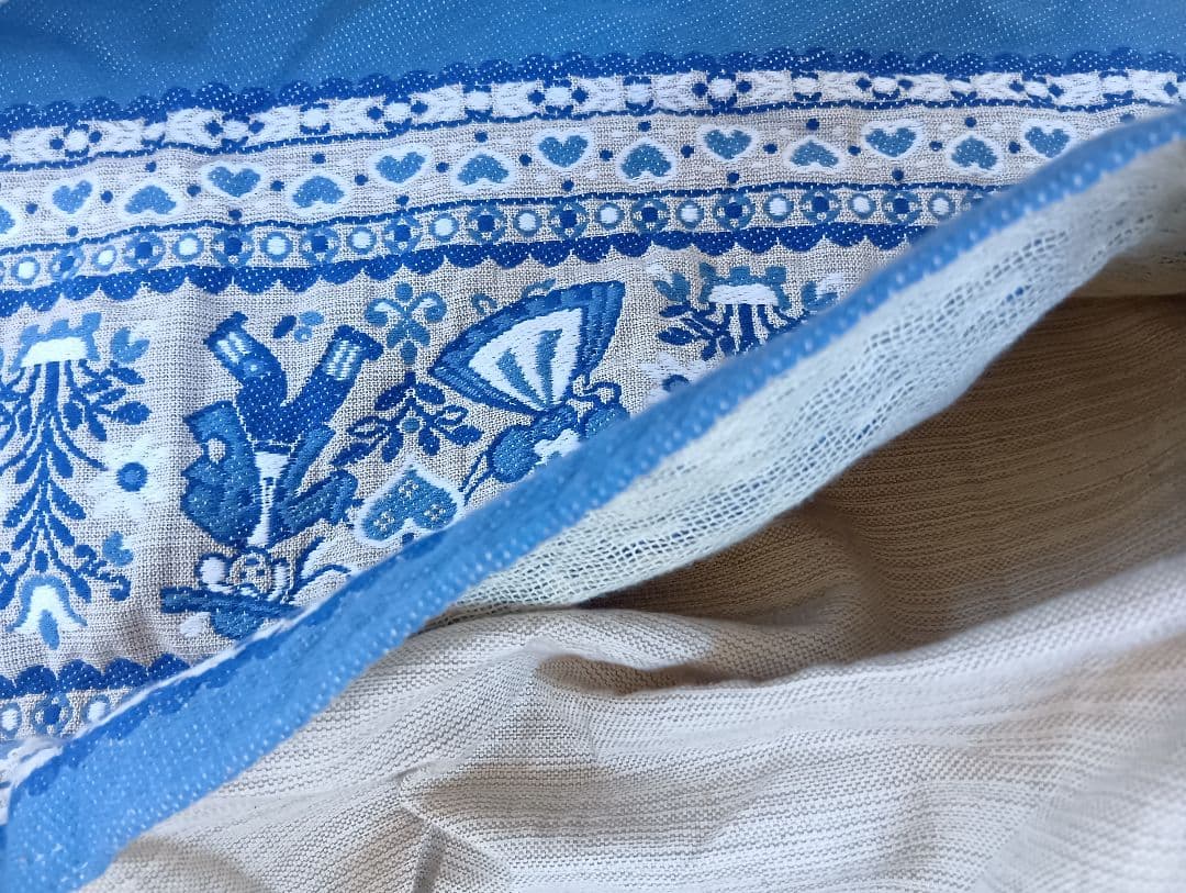 青とベージュの刺繍チロルエプロン