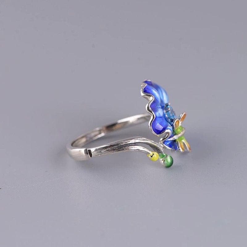 蓮の葉とトンボのリング - 自然の美しさをそのまま切り取った　R432