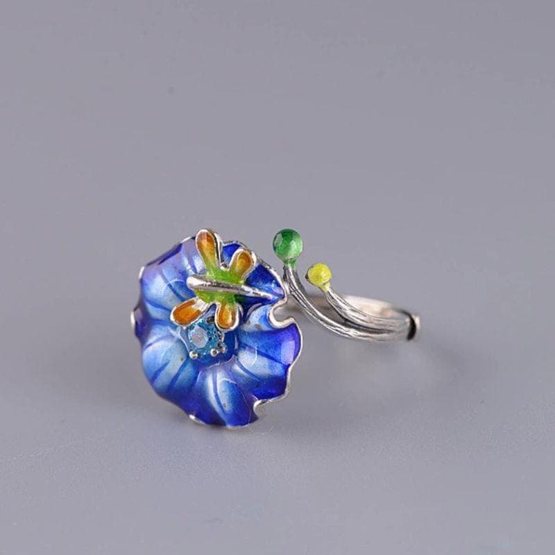 蓮の葉とトンボのリング - 自然の美しさをそのまま切り取った　R432