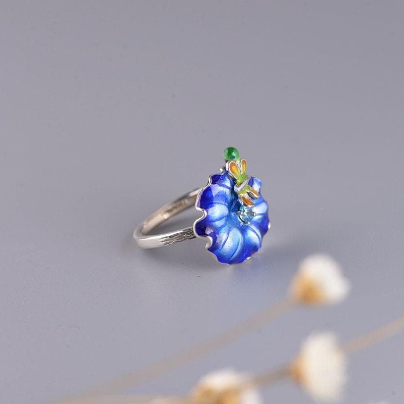 蓮の葉とトンボのリング - 自然の美しさをそのまま切り取った　R432