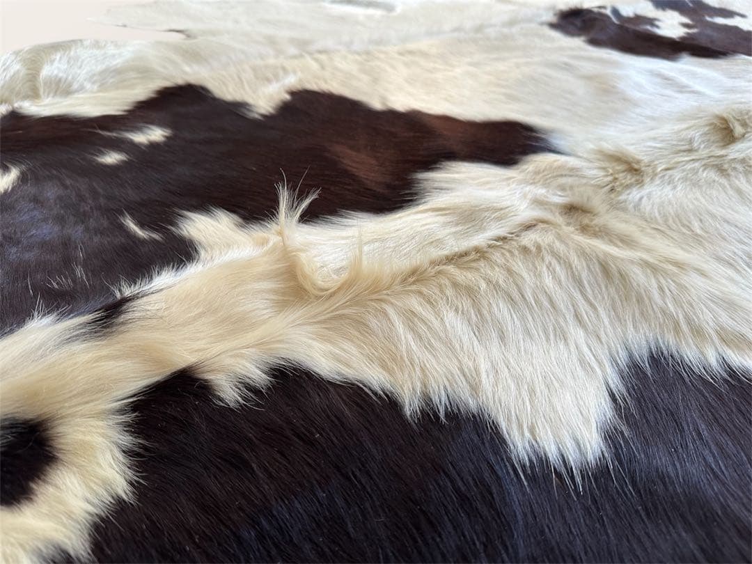 カウラグ 大判 195 × 200 白黒 牛革 毛皮 - メルカリ