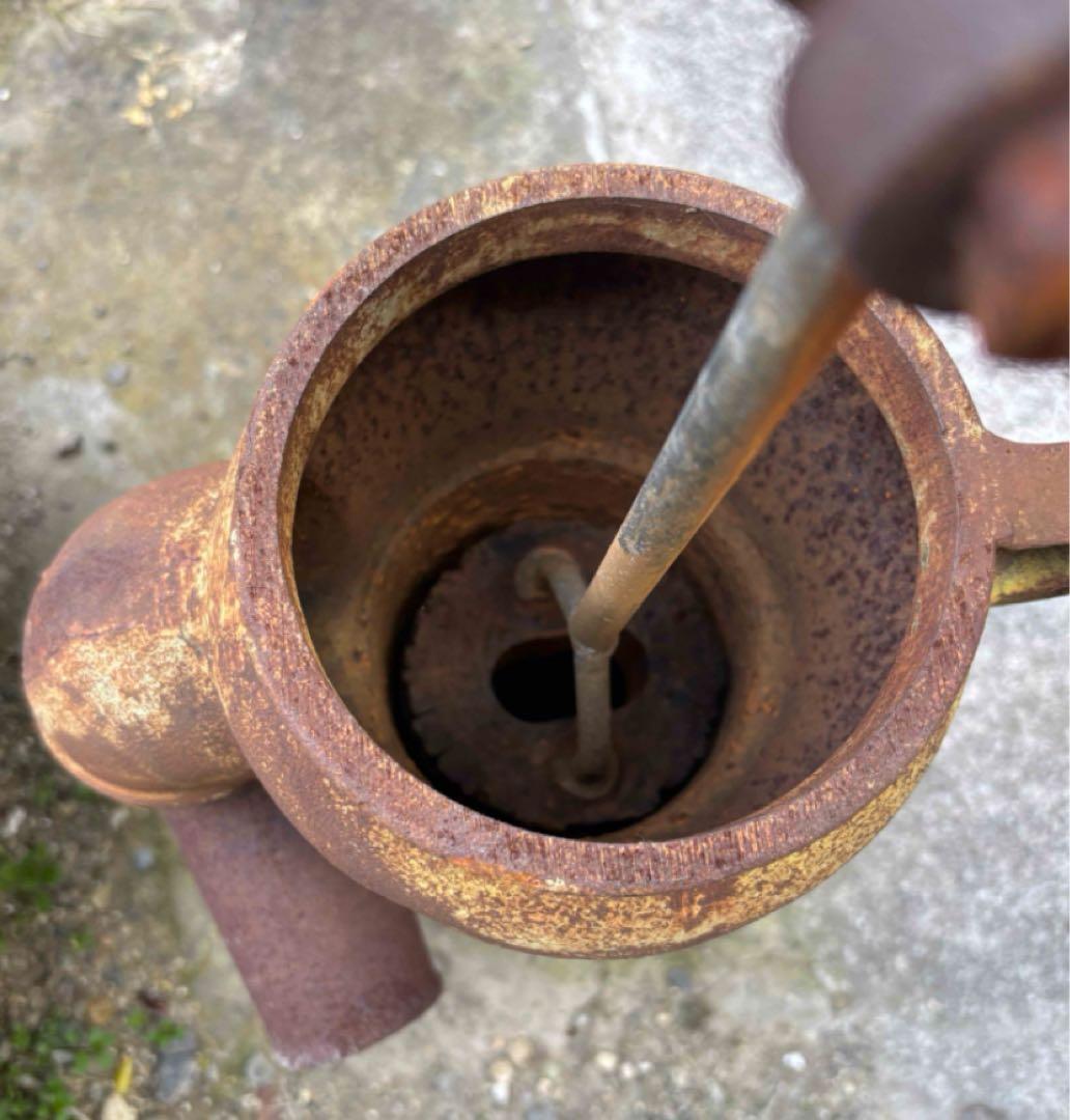 手動金属ポンプ 錆びた茶色