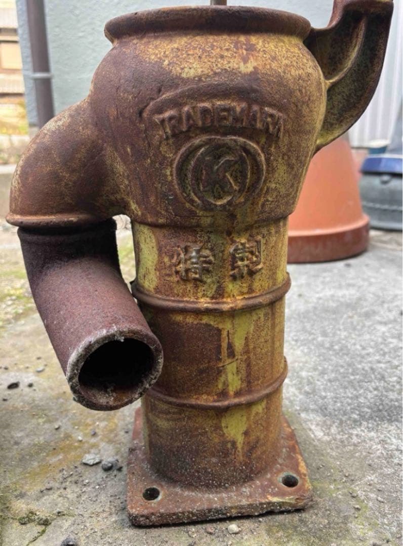 手動金属ポンプ 錆びた茶色